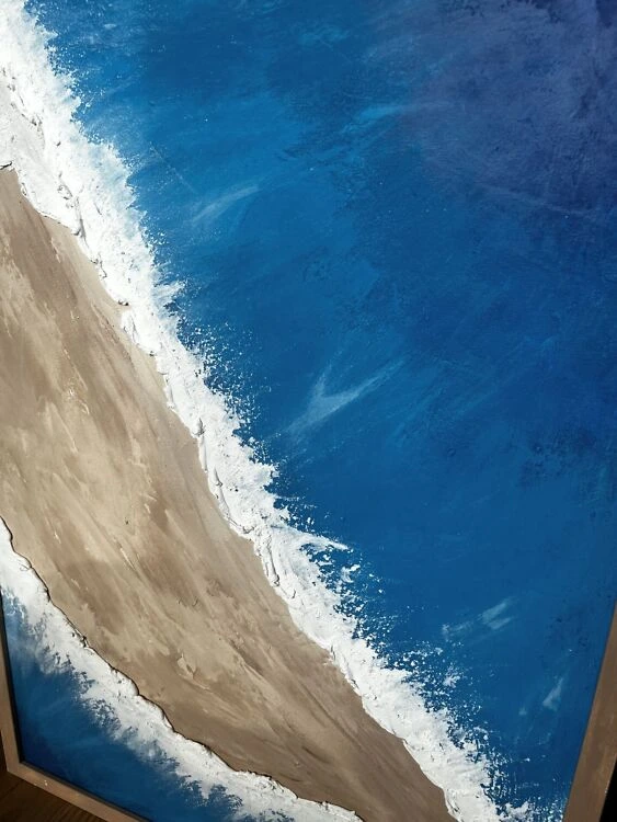 Teine maal seeriast "Sandy Beach". 50x70 cm teos, kus sügavsinine vesi ja liivakarva pruun kohtuvad kahe dünaamilise valge vahuse veeribaga.