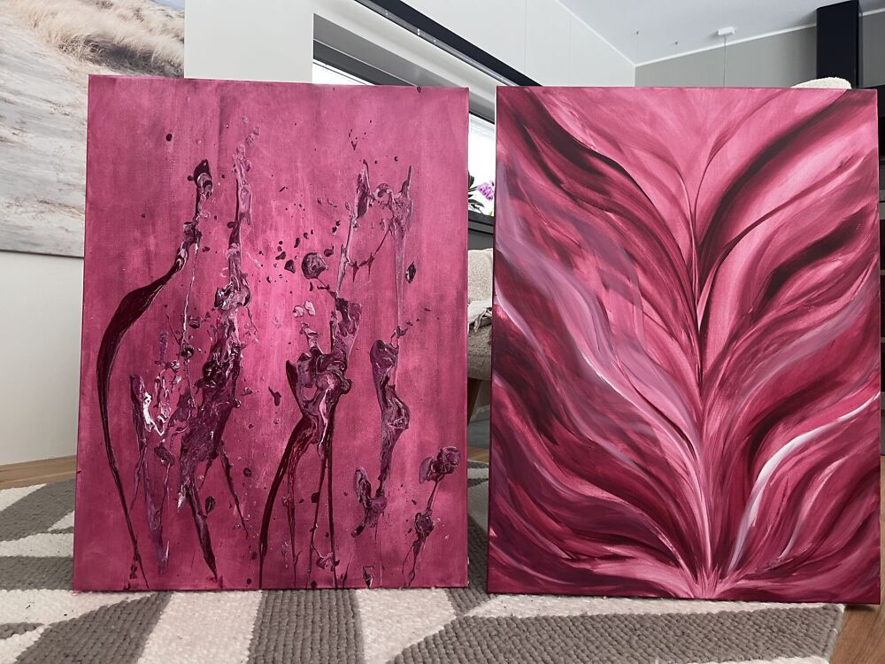 Abstraktne struktuurmaal Purple Flower lillades ja roosades toonides, kus tekstuursed lilled meenutavad tantsivaid figuure.