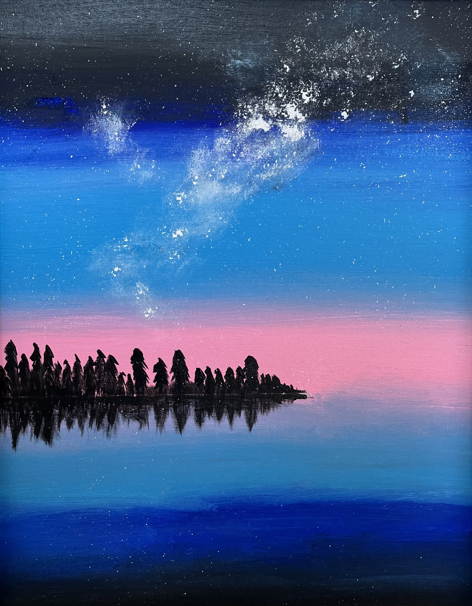 Akrüülmaal, mis kujutab öist tähistaevast puude kohal, nende ees peegelduv vesi ja taevas Milky Way - the flos edit. Struktuurne akrüülmaal interjööris, the flos edit. Teos asub erakogus..